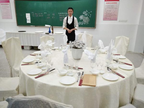酒店管理学生餐饮摆台训练.jpg